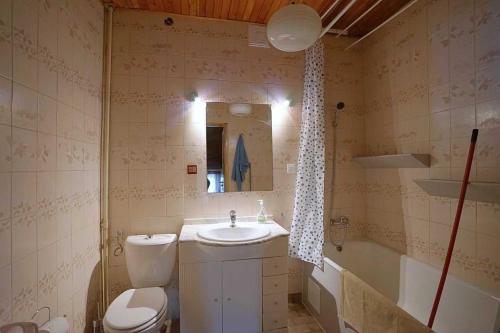 a bathroom with a toilet and a sink and a tub at Hostel na Anhellego in Szczecin