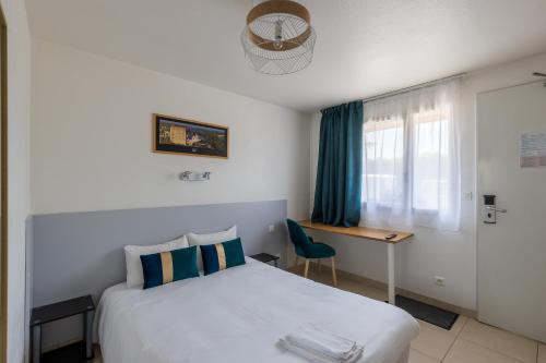 Poilly-lez-GienにあるVilla Hotelのベッドルーム1室(ベッド1台、デスク、窓付)