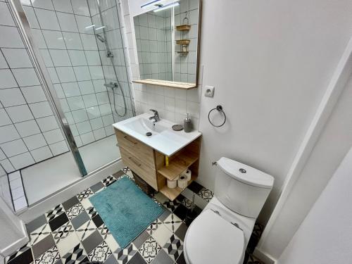 y baño con aseo, lavabo y espejo. en Appartement de charme en plein coeur de Rouen, en Rouen