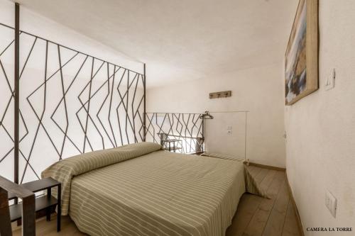 een slaapkamer met een bed in een kamer bij Casa Mimina in Ischia