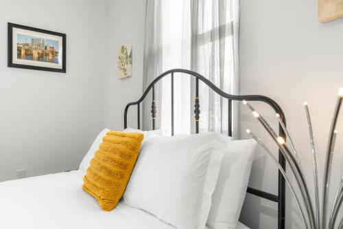 Ένα ή περισσότερα κρεβάτια σε δωμάτιο στο Modern Condo with Parking - A