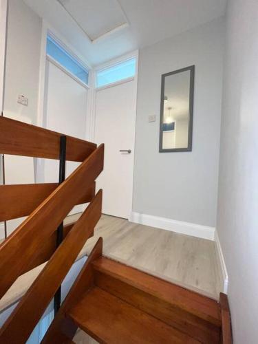 Una escalera en una habitación blanca con puerta en Avondale Lodge en Sligo