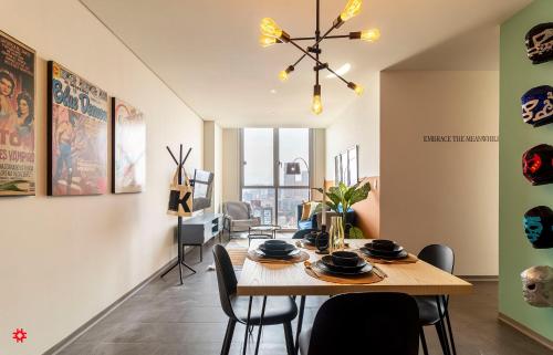 - une salle à manger avec une table et des chaises dans l'établissement Casa Latitud by Kukun, à Mexico