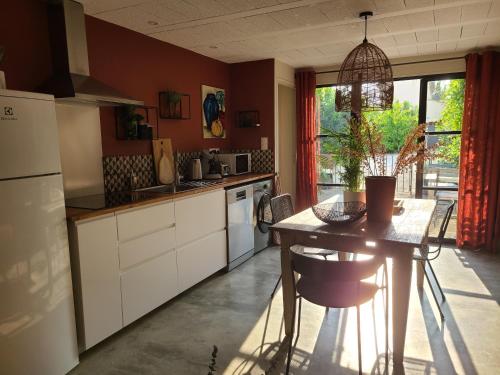 A kitchen or kitchenette at Studio avec patio et jacuzzi privatifs