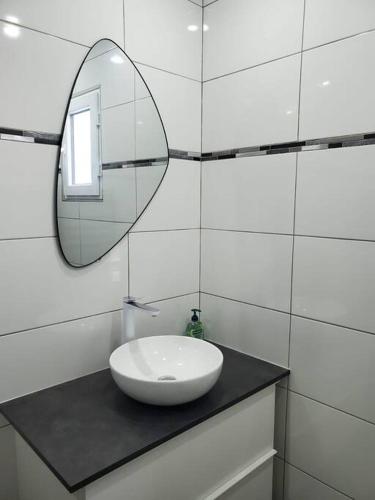 une salle de bain blanche avec un lavabo et un miroir dans l'établissement Le 4G Home Plain-pied #2Chb-3lits #Terrasse #Parking Securisé, à Crépand
