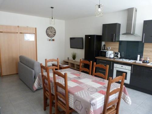 a kitchen and dining room with a table and chairs at Appartement T.2 - Parking -Gratuit in Vierzon