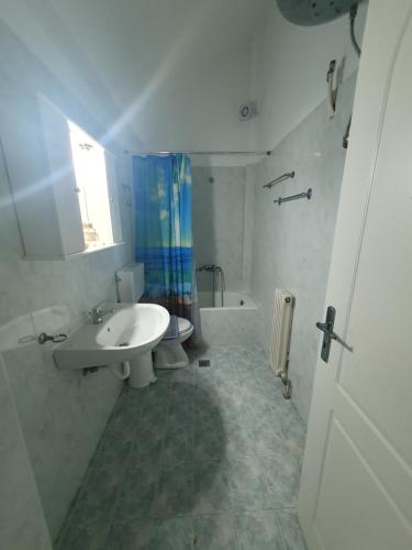uma casa de banho com um lavatório, um WC e uma banheira em Johanna Sea View Apartment 4 em Lixouri