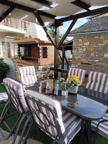 a table and chairs sitting on a patio at VENUS GUESTHOUSE in Portariá