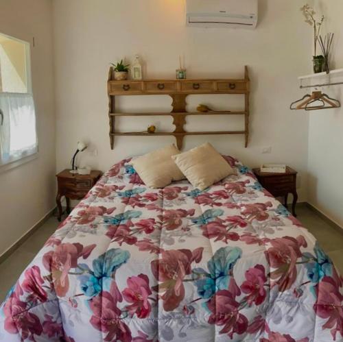 sypialnia z łóżkiem z narzutą kwiatową w obiekcie EDERA w mieście Settimo