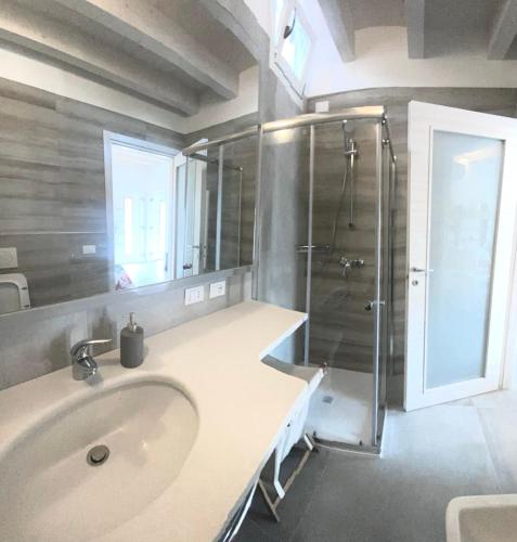 W łazience znajduje się umywalka i prysznic. w obiekcie EDERA w mieście Settimo