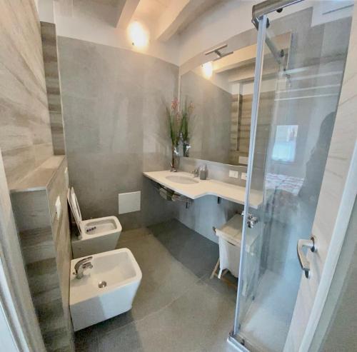 W łazience znajduje się umywalka, toaleta i prysznic. w obiekcie EDERA w mieście Settimo