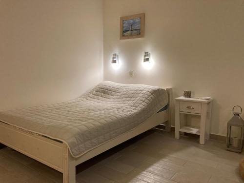 ミエンジズドロイェにあるApartament Morski Villa Mareaのベッドルーム1室(ベッド1台、ナイトスタンド、2つの照明付)