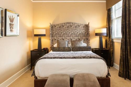 una camera con un grande letto con due lampade di Lovely studio walking distance to Duke a Durham