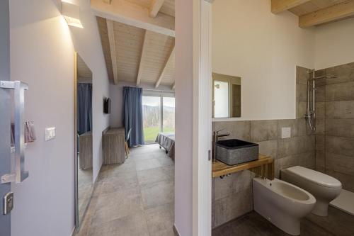 ein Badezimmer mit einer Badewanne, einem WC und einem Waschbecken in der Unterkunft Ca' Brichella in Cairo Montenotte