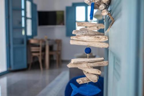 une pile de pierres en liège sur un mur dans l'établissement GTK Santorini Oia Sunset Villas, à Thólos