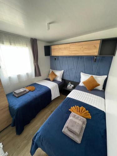 科蘭的住宿－Luxury Mobile Home Marbella 167 -Terra Park SpiritoS，蓝色和白色的客房内的两张床
