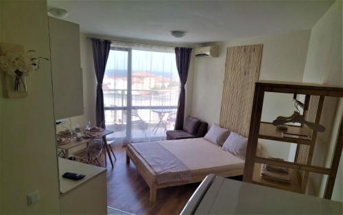 Mały pokój z łóżkiem i balkonem w obiekcie Elisa Studio w Bjałej