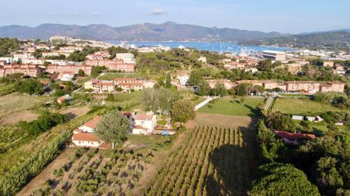 una vista aérea de una pequeña ciudad con viñedos en Podere Il Ritorno, en Portoferraio