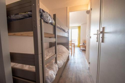 a room with two bunk beds and a hallway at Studio Cabine 4 pers Les2Alpes 21m² in Les Deux Alpes