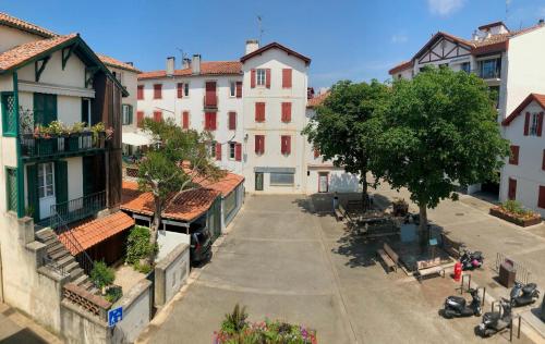 une vue aérienne d'une rue de la ville avec des bâtiments dans l'établissement HYPER-CENTRE-PLAGE - 46m2 - 2 pieces - Rénové 2023, à Saint-Jean-de-Luz