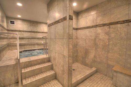 y baño con ducha a ras de suelo y bañera. en El Matador 539 - Third floor unit, en Fort Walton Beach