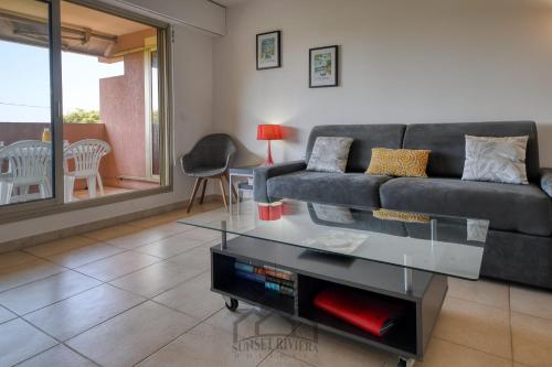 un salon avec un canapé et une table dans l'établissement LA BADINE Studio for 2 By Sunset, à Antibes