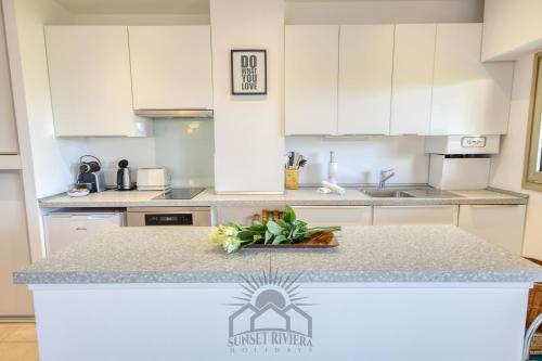 une cuisine avec des armoires blanches et un comptoir dans l'établissement LA BADINE Studio for 2 By Sunset, à Antibes