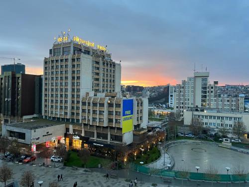 uma vista para uma cidade com um grande edifício em Super Central & Panoramic Nick's Apartment em Pristina