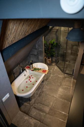 a bathroom with a sink and a bath tub at Vakantiehuisje Tol Oost in Werkendam