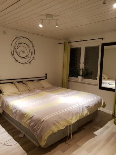 ein Schlafzimmer mit einem großen Bett in einem Zimmer in der Unterkunft Torstuna in Stockholm