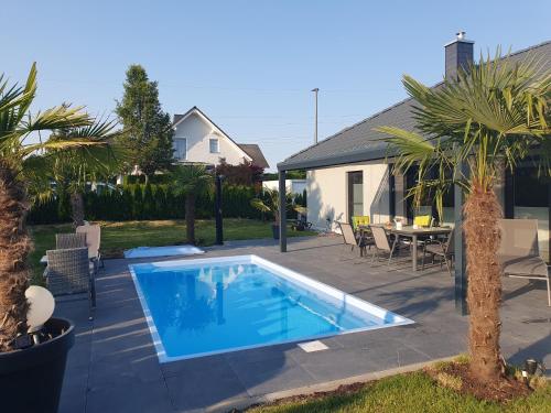 ein Schwimmbad in einem Hof neben einem Haus in der Unterkunft großzügige Unterkunft mit Terrasse in Oberbrechen