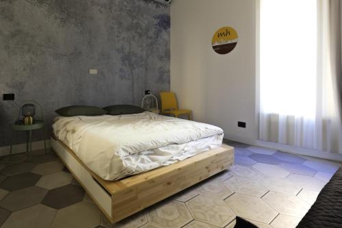 ein Schlafzimmer mit einem Bett mit einem Holzrahmen in der Unterkunft Awensome Apartment in front of Vatican Museums - myDen in Rome in Rom
