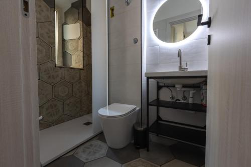 ein Badezimmer mit einem WC, einem Waschbecken und einem Spiegel in der Unterkunft Awensome Apartment in front of Vatican Museums - myDen in Rome in Rom