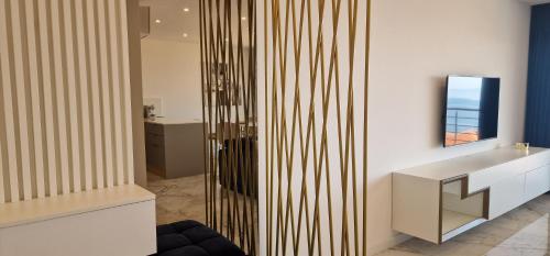 een kamer met een bureau en een spiegel aan de muur bij Apartment Eclipse in Opatija