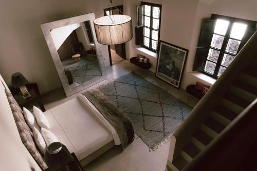 einen Blick über ein Wohnzimmer mit Sofa und Spiegel in der Unterkunft Riad K in Marrakesch