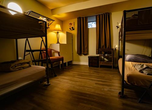 a bedroom with two bunk beds and a desk at Pring Guesthouse in Hamilton