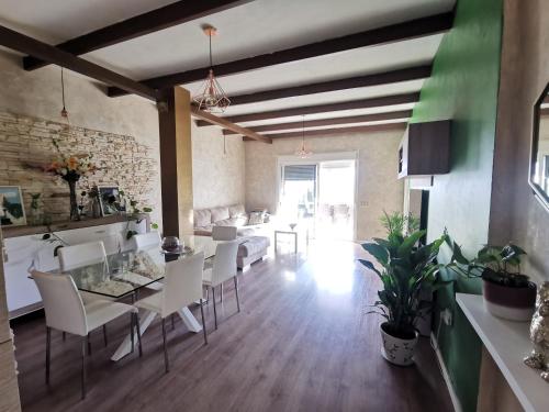 Apartamento vistas mar amplio في سانتا كروث دي تينيريفه: غرفة طعام وغرفة معيشة مع طاولة وكراسي