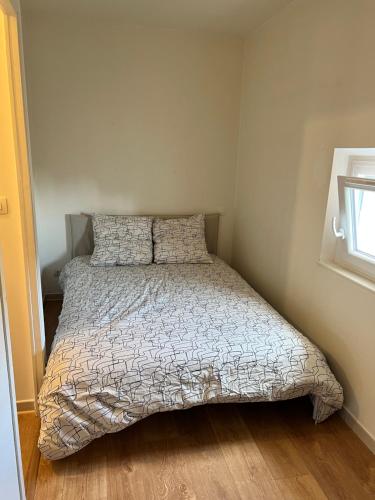 une chambre avec un lit avec une couette et une fenêtre dans l'établissement T1Bis Neuf Climatisé CentreVille #15, à Toulon