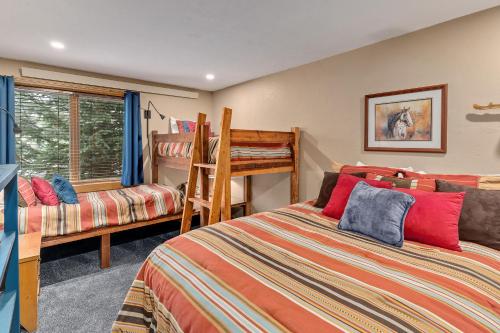 1 dormitorio con 2 camas y 1 litera en Bear Claw 107 - Bear Claw II Building en Steamboat Springs