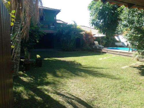 um quintal com uma casa e uma piscina em Solo Buziano- Casa de Temporada em Búzios