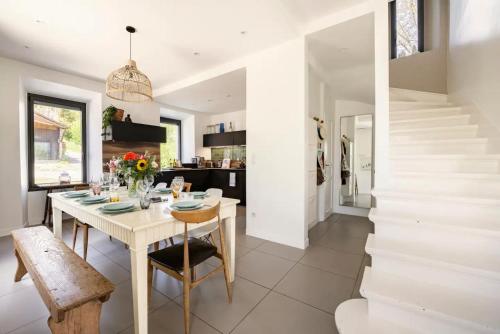 une salle à manger et une cuisine avec une table et des chaises dans l'établissement Villa Côte des Vignes I Annecy 15' x Genève 30', à Charvonnex