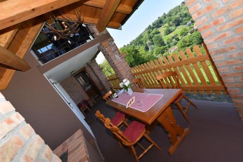 un patio con vista sul soffitto di un tavolo e sedie. di Kuća za odmor Orly, jacuzzi, sauna, prekrasan pogled a Ludbreg