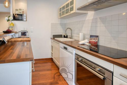 une cuisine avec un évier et un plan de travail dans l'établissement LE CARNOT Apartment for 2 By Sunset, à Antibes