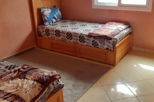 um quarto com duas camas e uma janela em Appartement comfortable avec vue mer direct em Sidi Ifni