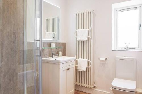 Et badeværelse på The Barn in Longhope - Luxury Barn Conversion