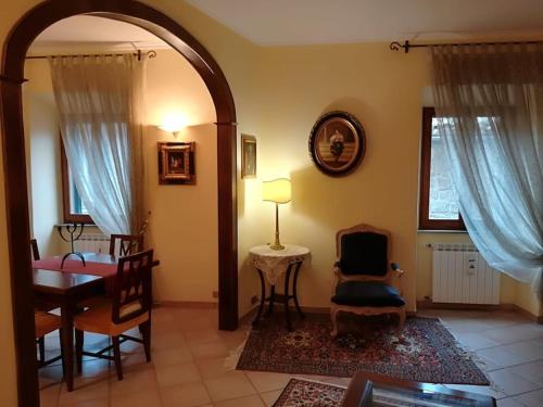 sala de estar con mesa y silla en A Casa di Martina, en Montefiascone