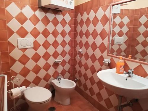 y baño con aseo y lavamanos. en A Casa di Martina, en Montefiascone