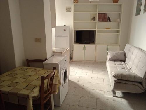 フォルツァ・ダグロにあるCASA DI NONNAのリビングルーム(テーブル、ソファ、テーブル、椅子付)