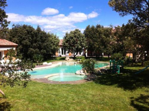 une piscine au milieu d'une cour dans l'établissement Mes vacances dans la garrigue, à Vacquières