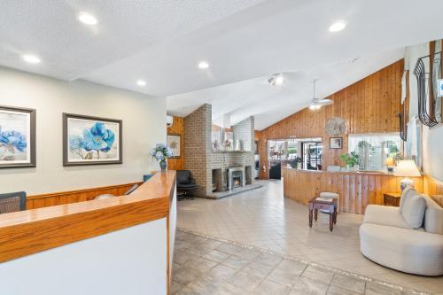 a living room and dining room with a lobby at Hotel Bromont in Bromont